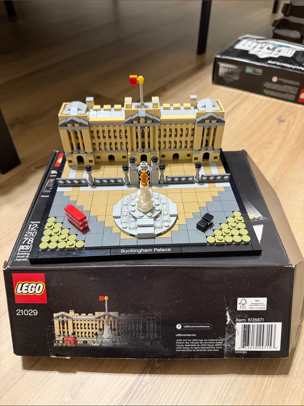 Lego Buckingham Palace Miniature Display - Tan, Light Gray, Red, Black